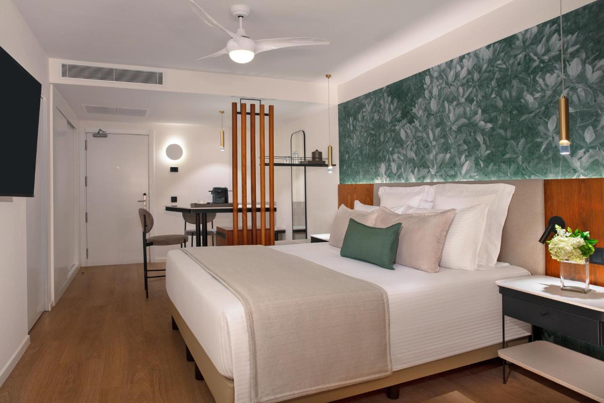 Resort Dreams Flora &